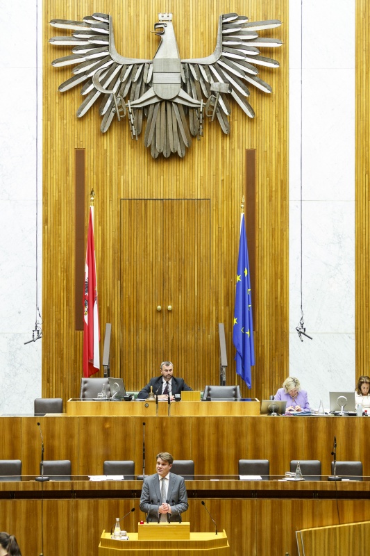 Nationalratsabgeordneter Johannes Rauch (V) am Rednerpult. Am Präsidium Dritter Nationalratspräsident Norbert Hofer (F)