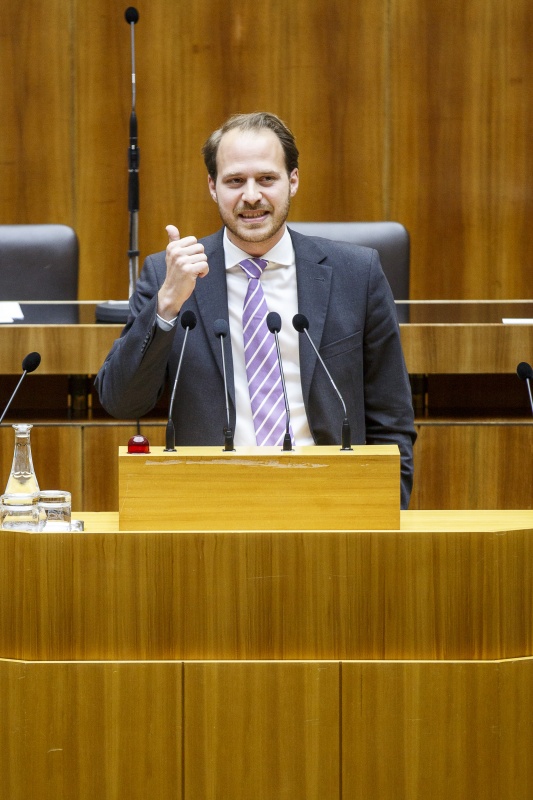 Nationalratsabgeordneter Nikolaus Scherak (N) am Rednerpult