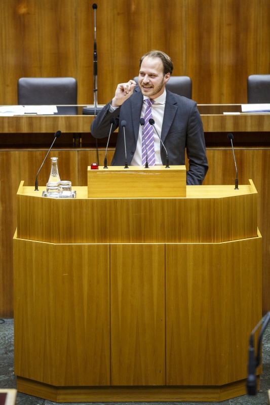 Nationalratsabgeordneter Nikolaus Scherak (N) am Rednerpult