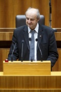 Nationalratsabgeordneter Gerhard Schmid am Rednerpult