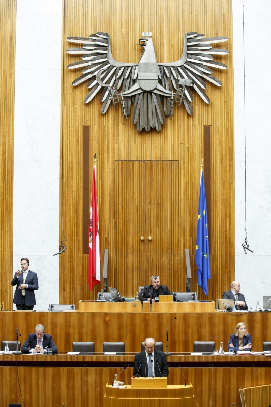 Nationalratsabgeordneter Gerhard Schmid am Rednerpult. Auf der Regierungsbank Wirtschaftsminister Reinhold Mitterlehner (V) und Staatssekretärin Sonja Steßl (S). Am Präsidium Dritter Nationalratspräsident Norbert Hofer (F)