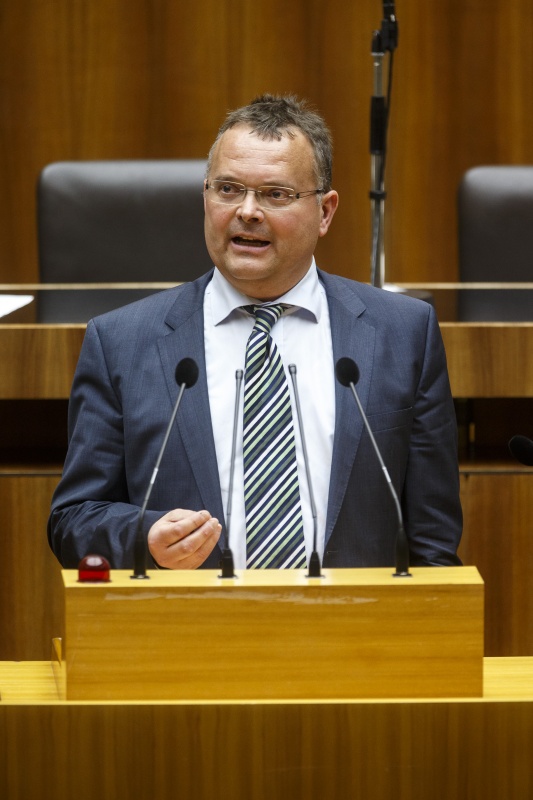 Nationalratsabgeordneter Gerald Hauser (F) am Rednerpult