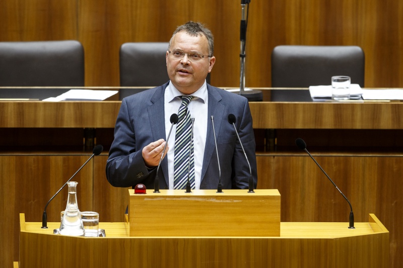 Nationalratsabgeordneter Gerald Hauser (F) am Rednerpult