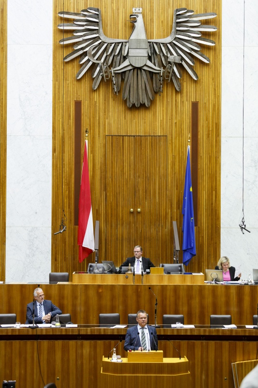 Nationalratsabgeordneter Gerald Hauser (F) am Rednerpult. Im Hintergrund auf der Regierungsbank Rechnungshofpräsident Josef Moser. Am Präsidium Zweiter Nationalratspräsident Karlheinz Kopf (V).