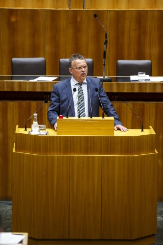Nationalratsabgeordneter Gerald Hauser (F) am Rednerpult
