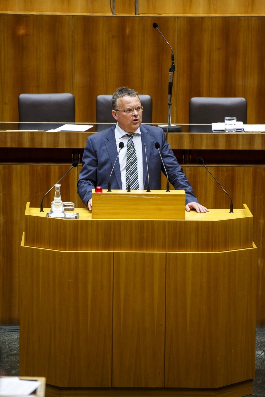 Nationalratsabgeordneter Gerald Hauser (F) am Rednerpult