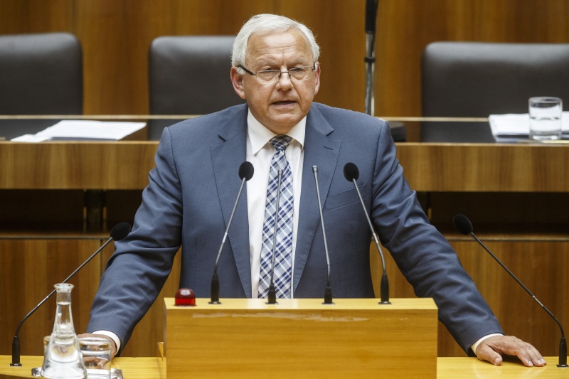 Nationalratsabgeordneter Johann Hell (S) am Rednerpult