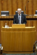 Nationalratsabgeordneter Gerhard Schmid am Rednerpult