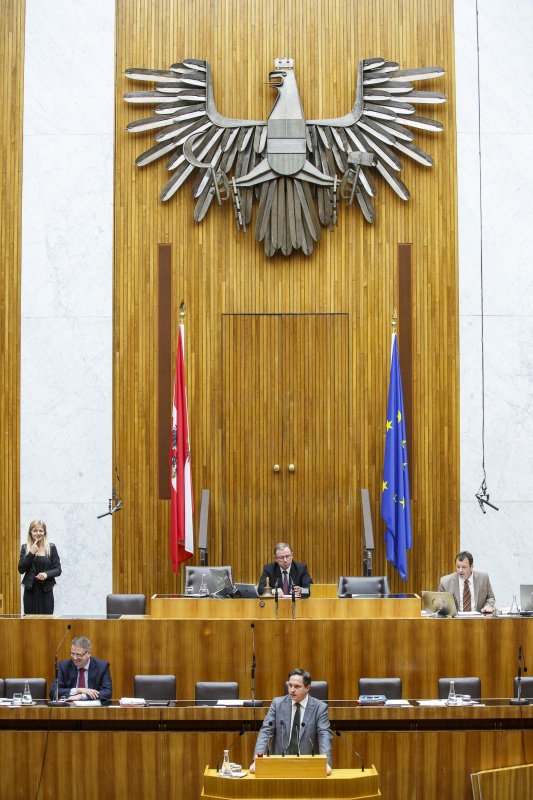 Nationalratsabgeordneter Johannes Schmuckenschlager (V) am Rednerpult. Auf der Regierungsbank Landwirtschaftsminister Andrä Rupprechter (V). Am Präsidium Zweiter Nationalratspräsident Karlheinz Kopf (V)