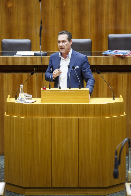 Klubobmann Heinz-Christian Strache (F) am Rednerpult