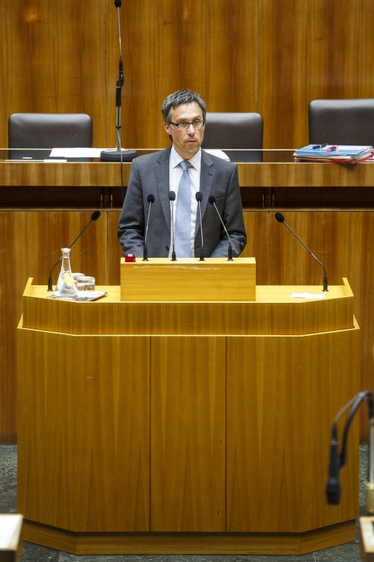 Nationalratsabgeordneter Georg Strasser (V) am Rednerpult