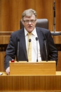 Nationalratsabgeordneter Bernhard Themessl (F) am Rednerpult