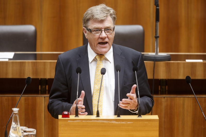 Nationalratsabgeordneter Bernhard Themessl (F) am Rednerpult