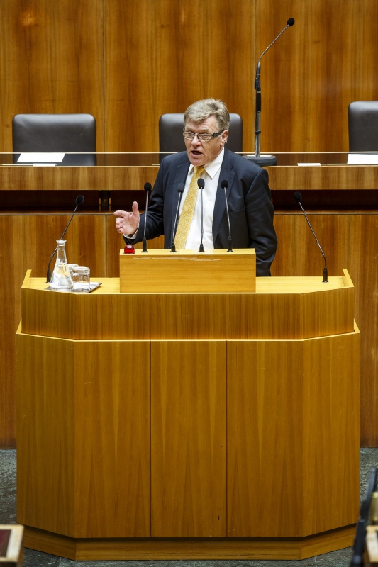 Nationalratsabgeordneter Bernhard Themessl (F) am Rednerpult