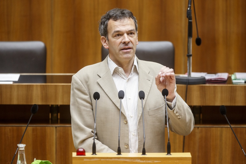 Nationalratsabgeordneter Georg Willi (G) am Rednerpult