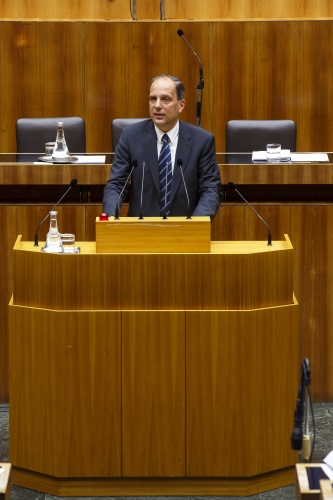 Nationalratsabgeordneter Johannes Hübner (F) am Rednerpult