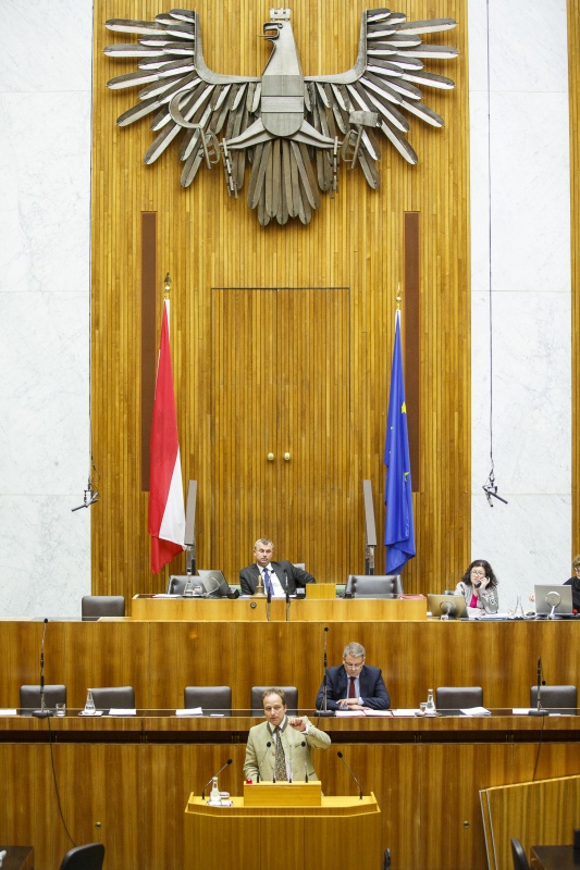 Nationalratsabgeordneter Harald Jannach (F) am Rednerpult. Im Hintergrund auf der Regierungsbank Landwirtschaftsminister Andrä Rupprechter (V). Am Präsidium Dritter Nationalratspräsident Norbert Hofer (F)