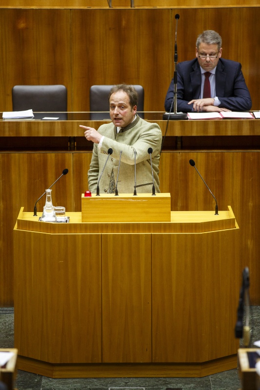 Nationalratsabgeordneter Harald Jannach (F) am Rednerpult. Im Hintergrund auf der Regierungsbank Landwirtschaftsminister Andrä Rupprechter (V)