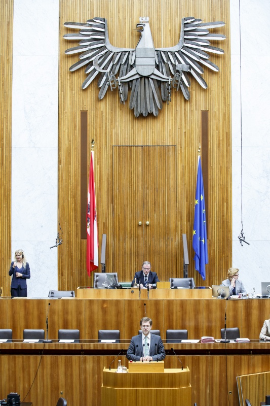Nationalratsabgeordneter Andreas Zakostelsky (V) am Rednerpult. Am Präsidium Zweiter Nationalratspräsident Karlheinz Kopf (V).