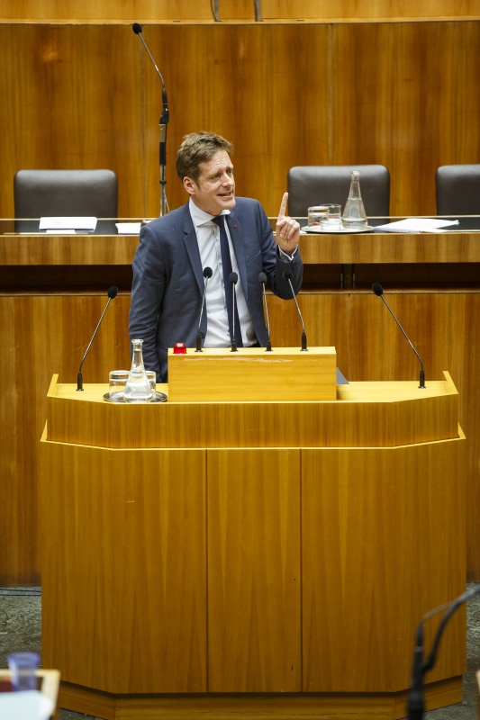 Nationalratsabgeordneter Kai Jan Krainer (S) am Rednerpult