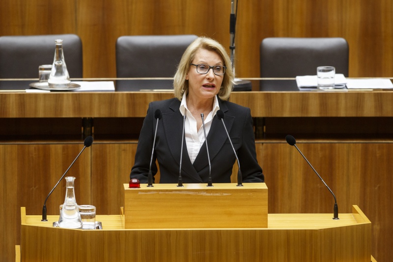 Nationalratsabgeordnete Jessi Lintl (T) am Rednerpult