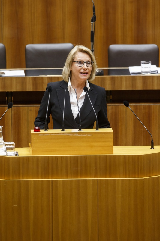 Nationalratsabgeordnete Jessi Lintl (T) am Rednerpult