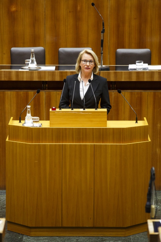 Nationalratsabgeordnete Jessi Lintl (T) am Rednerpult