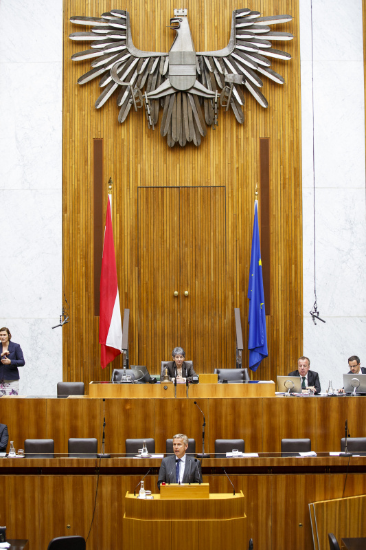 Klubobmann Reinhold Lopatka (V) am Rednerpult. Am Präsidium Nationalratspräsidentin Barbara Prammer (S).