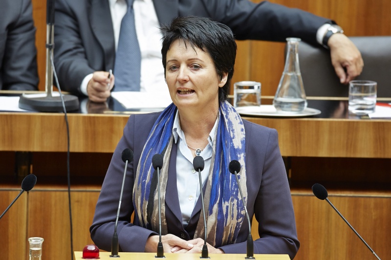 Nationalratsabgeordnete Waltraud Dietrich (T) am Rednerpult