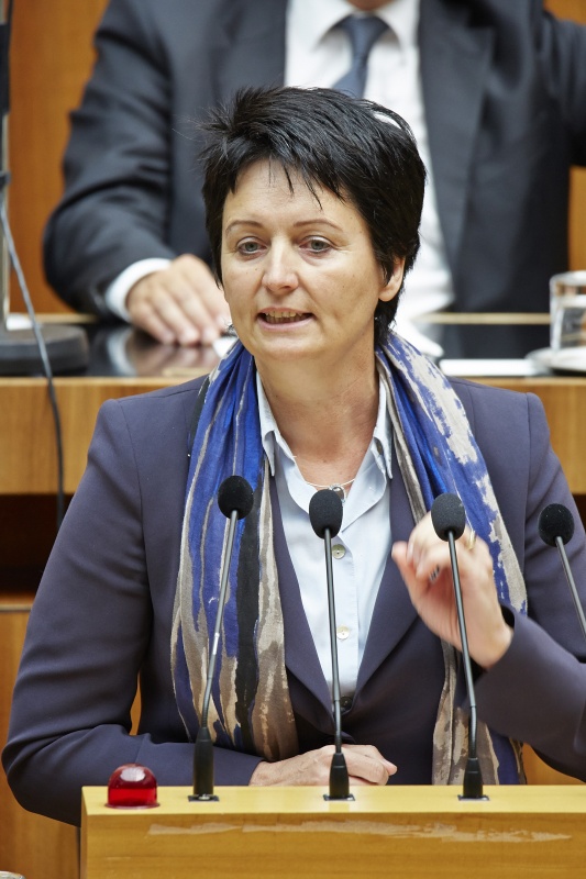 Nationalratsabgeordnete Waltraud Dietrich (T) am Rednerpult