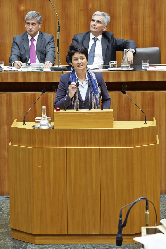 Nationalratsabgeordnete Waltraud Dietrich (T) am Rednerpult. Im Hintergrund auf der Regierungsbank Finanzminister Michael Spindelegger (V) und Bundeskanzler Werner Faymann (S)