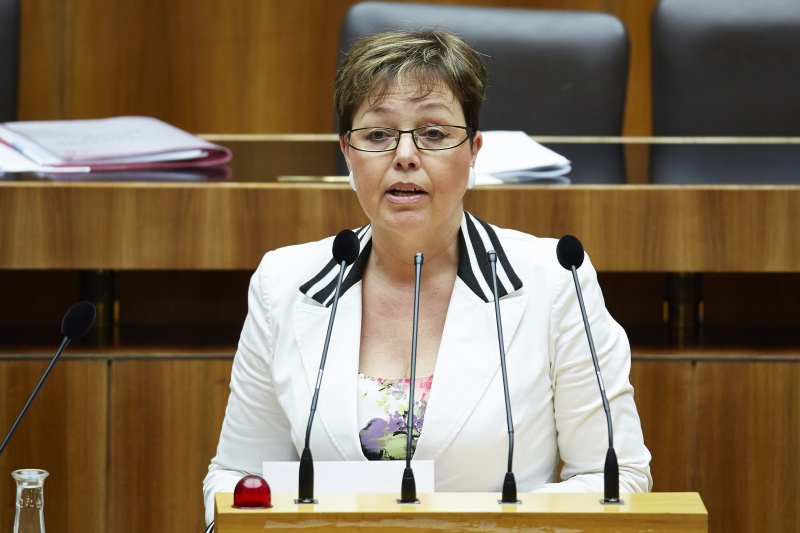 Nationalratsabgeordnete Claudia Durchschlag (V) am Rednerpult
