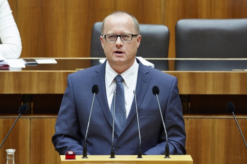 Nationalratsabgeordneter Hubert Fuchs (F) am Rednerpult