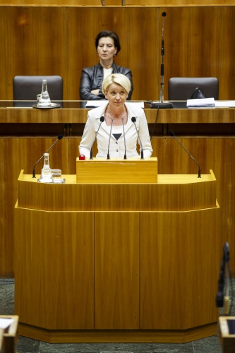 Nationalratsabgeordnete Angelika Rosa Mlinar (N) am Rednerpult. Im Hintergrund auf der Regierungsbank Unterrichtsministerin Gabriele Heinisch-Hosek (S)