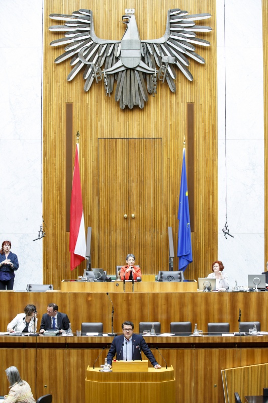 Nationalratsabgeordneter Wendelin Mölzer (F) am Rednerpult. Im Hintergrund auf der Regierungsbank v.li.: Innenministerin Johanna Mikl-Leitner (V) und Staatssekretär Jochen Danninger (V). Am Präsidium Nationalratspräsidentin Barbara Prammer (S)