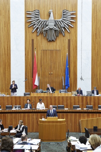 Nationalratsabgeordneter Hubert Fuchs (F) am Rednerpult. Im Hintergrund auf der Regierungsbank Unterrichtsministerin Gabriele Heinisch-Hosek[S) und Familienministerin Sophie Karmasin (V). Am Präsidium Zweiter Nationalratspräsident Karlheinz Kopf (V).