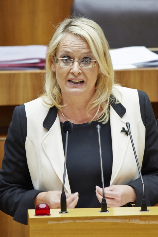 Nationalratsabgeordnete Carmen Gartelgruber (F) am Rednerpult
