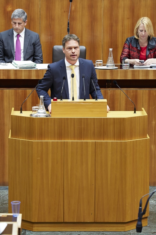 Nationalratsabgeordneter Rainer Hable (N) am Rednerpult. Im Hintergrund auf der Regierungsbank Finanzminister Michael Spindelegger (V) und Verkehrsministerin Doris Bures (S)