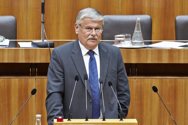 Nationalratsabgeordneter Heinz-Peter Hackl (F) am Rednerpult