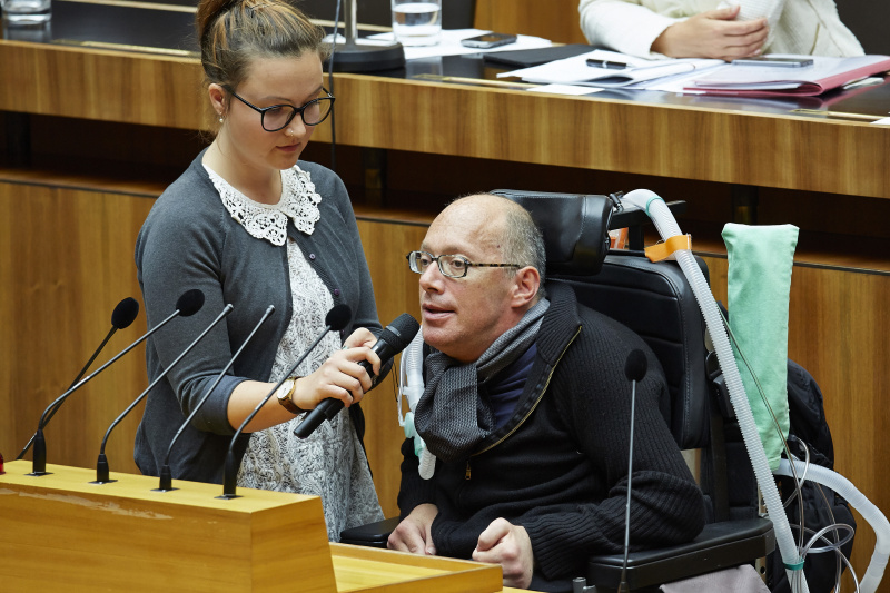 Nationalratsabgeordneter Franz-Joseph Huainigg (V) am Rednerpult