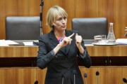 Nationalratsabgeordnete Helene Jarmer (G) am Rednerpult