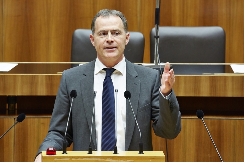 Nationalratsabgeordneter Johannes Jarolim (S) am Rednerpult