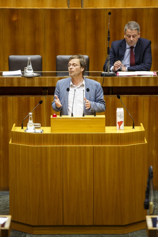Nationalratsabgeordneter Wolfgang Pirklhuber (G) am Rednerpult. Im Hintergrund auf der Regierungsbank Landwirtschaftminister Andrä Rupprechter (V)