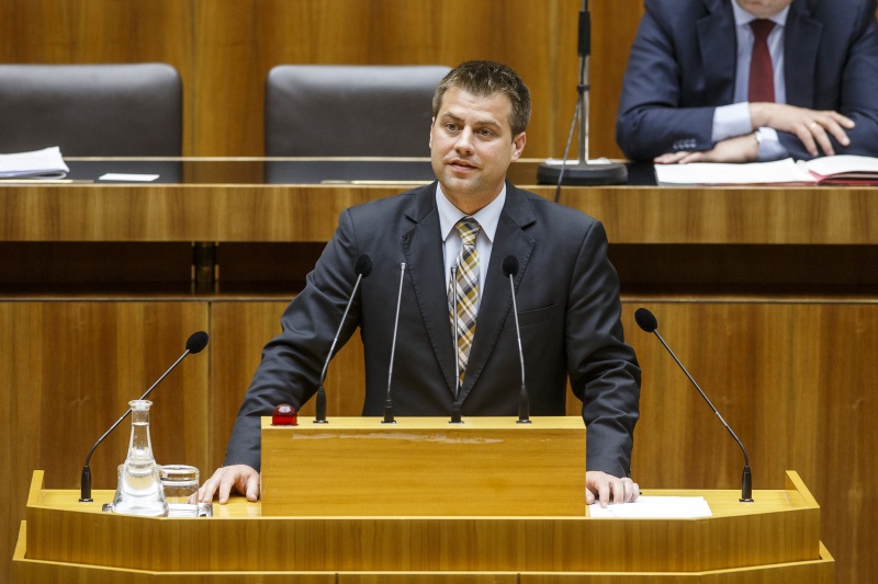 Nationalratsabgeordneter Michael Pock (N) am Rednerpult