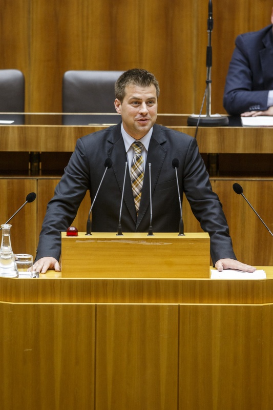 Nationalratsabgeordneter Michael Pock (N) am Rednerpult