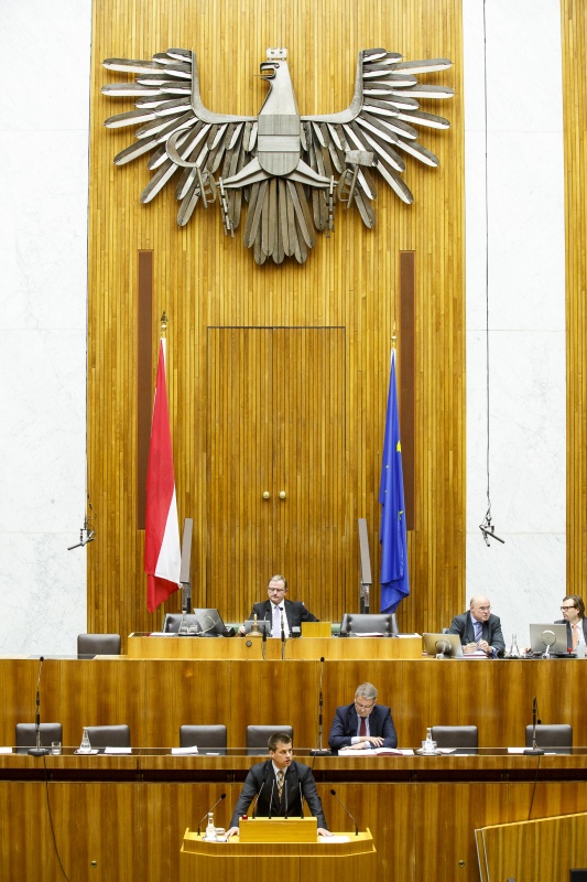 Nationalratsabgeordneter Michael Pock (N) am Rednerpult. Im Hintergrund auf der Regierungsbank Landwirtschaftsminister Andrä Rupprechter (V). Am Präsidium Zweiter Nationalratspräsident Karlheinz Kopf (V).
