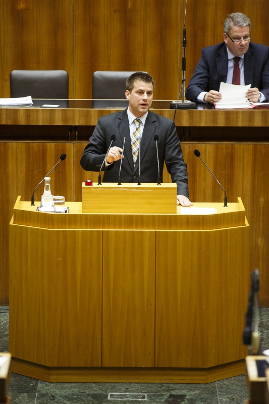 Nationalratsabgeordneter Michael Pock (N) am Rednerpult. Im Hintergrund auf der Regierungsbank Landwirtschaftsminister Andrä Rupprechter (V)