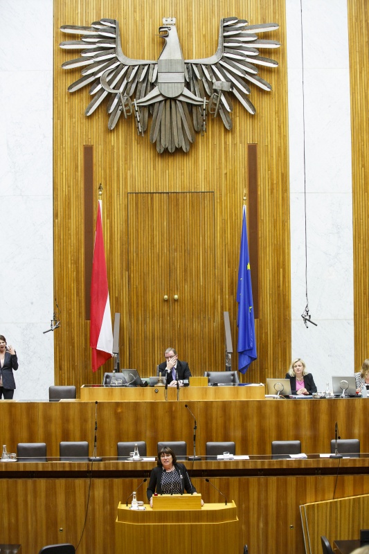 Nationalratsabgeordnete Gisela Wurm (S) am Rednerpult. Am Präsidium Zweiter Nationalratspräsident Karlheinz Kopf (V).