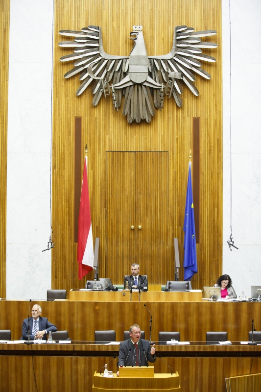 Nationalratsabgeordneter Wolfgang Zanger (F) am Rednerpult.  Im Hintergrund auf der Regierungsbank Rechnungshofpräsident Josef Moser. Am Präsidium Dritter Nationalratspräsident Norbert Hofer (F).