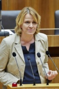 Nationalratsabgeordnete Dagmar Belakowitsch-Jenewein (F) am Rednerpult